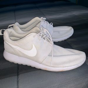 White Nike roshes size 13